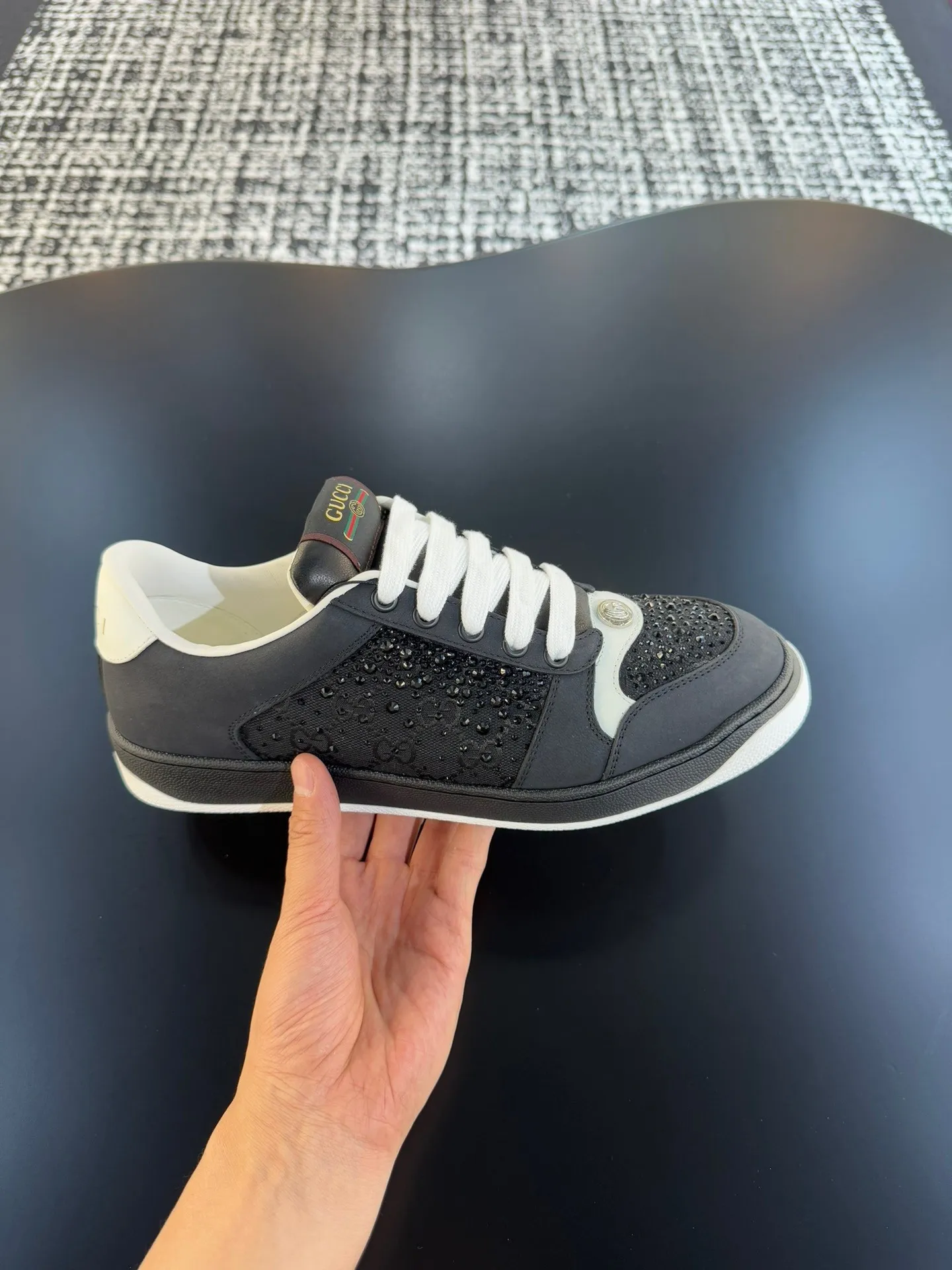 P600 Ceiling Level🔥🔥GUC**🔥🔥Screener Series Couple Decorated Web Sneakers This single product is from the Gucci Lido series, and its design is inspired by the summer style and beach clubs of the Italian coast. The Screener series of sneakers are inspired by classic sneakers from the 1970s, and the name is taken from the defensive moves in sports. This 2024 early autumn series of shoes is crafted from black rubber (a technical and malleable opaque material), with striped webbing on both sides and a Gucci printed embossed logo on the heel. Male 39-44 (customized at 38.45)